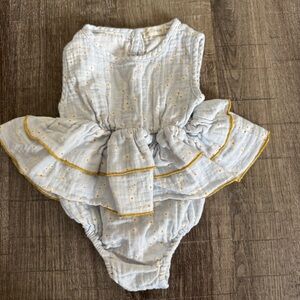 Fin & Vince Organic Ruffle Onesie Daisy Pattern Baby 6-12 Months